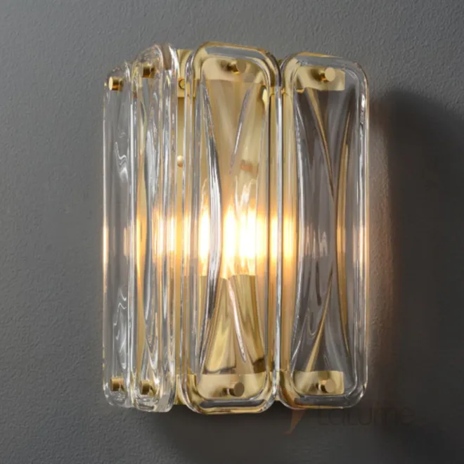 Серия настенных светильников с прямоугольными рассеивателями из выдувного стекла на каркасе в форме треугольной призмы SARIA WALL H25