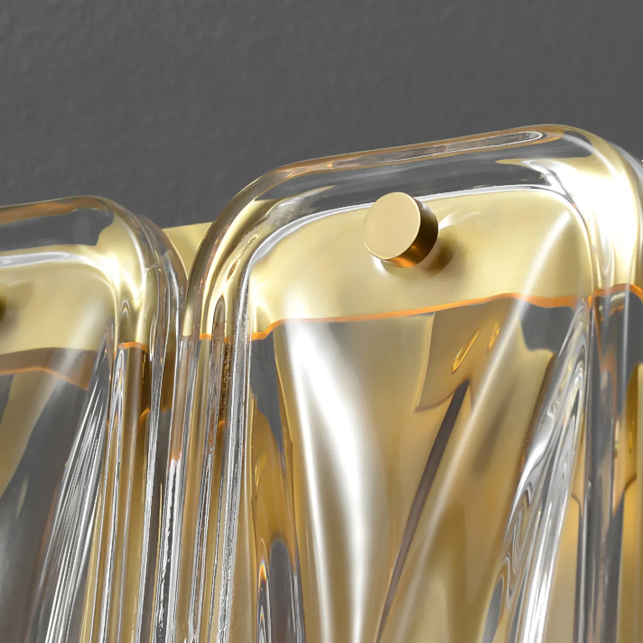 Серия настенных светильников с прямоугольными рассеивателями из выдувного стекла на каркасе в форме треугольной призмы SARIA WALL H25