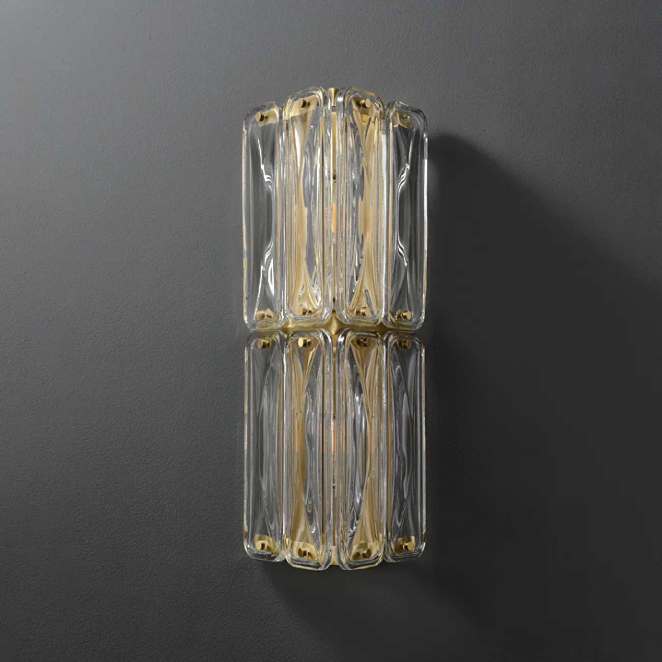 Серия настенных светильников с прямоугольными рассеивателями из выдувного стекла на каркасе в форме треугольной призмы SARIA WALL H25