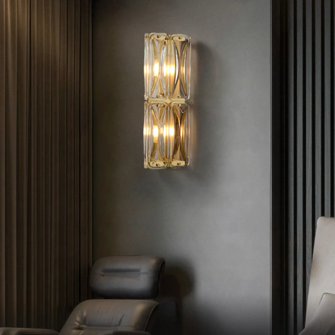 Серия настенных светильников с прямоугольными рассеивателями из выдувного стекла на каркасе в форме треугольной призмы SARIA WALL H25