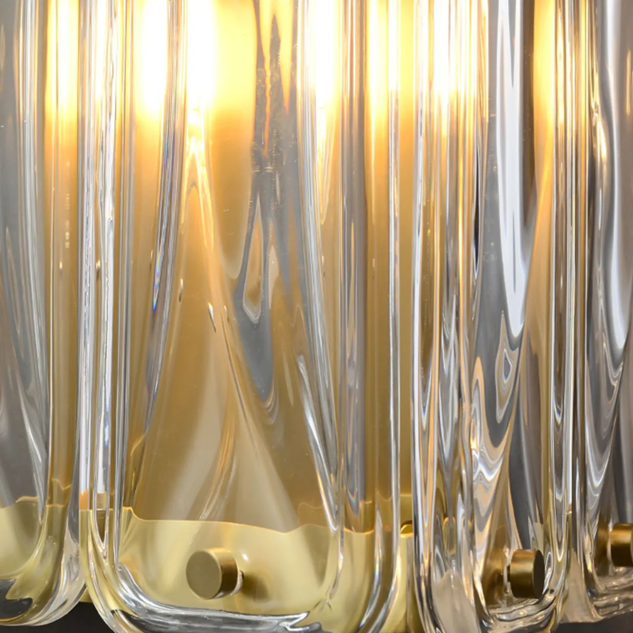 Серия настенных светильников с прямоугольными рассеивателями из выдувного стекла на каркасе в форме треугольной призмы SARIA WALL H25