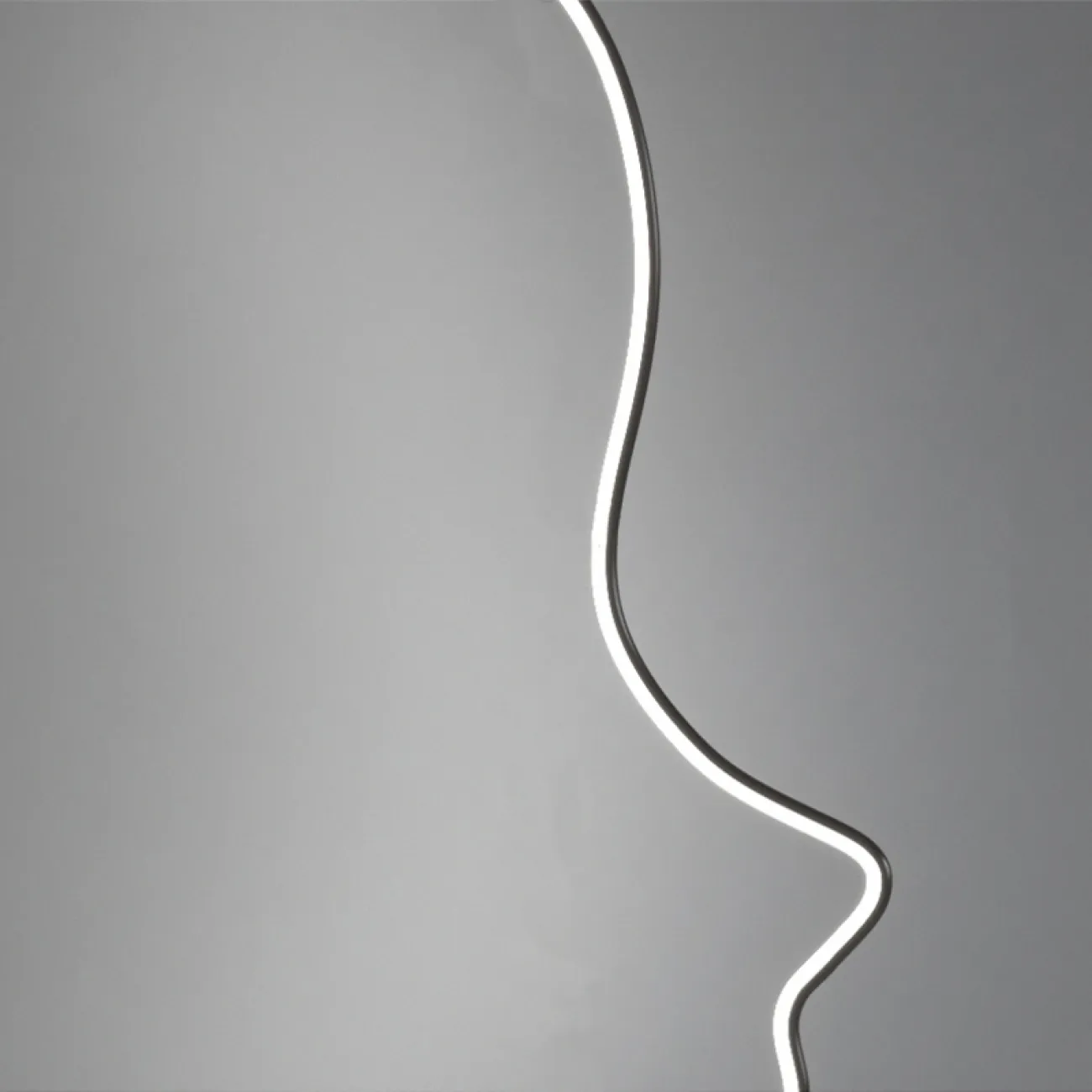 Дизайнерский торшер в виде изогнутой светодиодной стойки, стилизованной под человеческий профиль DAFNE Black Трехцветный свет