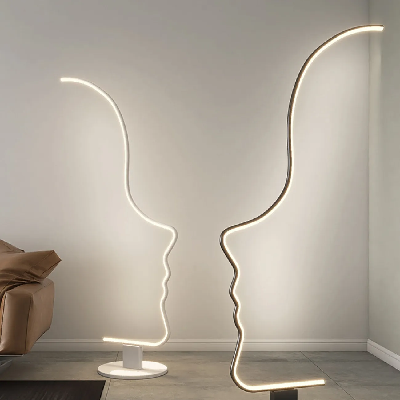 Дизайнерский торшер в виде изогнутой светодиодной стойки, стилизованной под человеческий профиль DAFNE Black Трехцветный свет