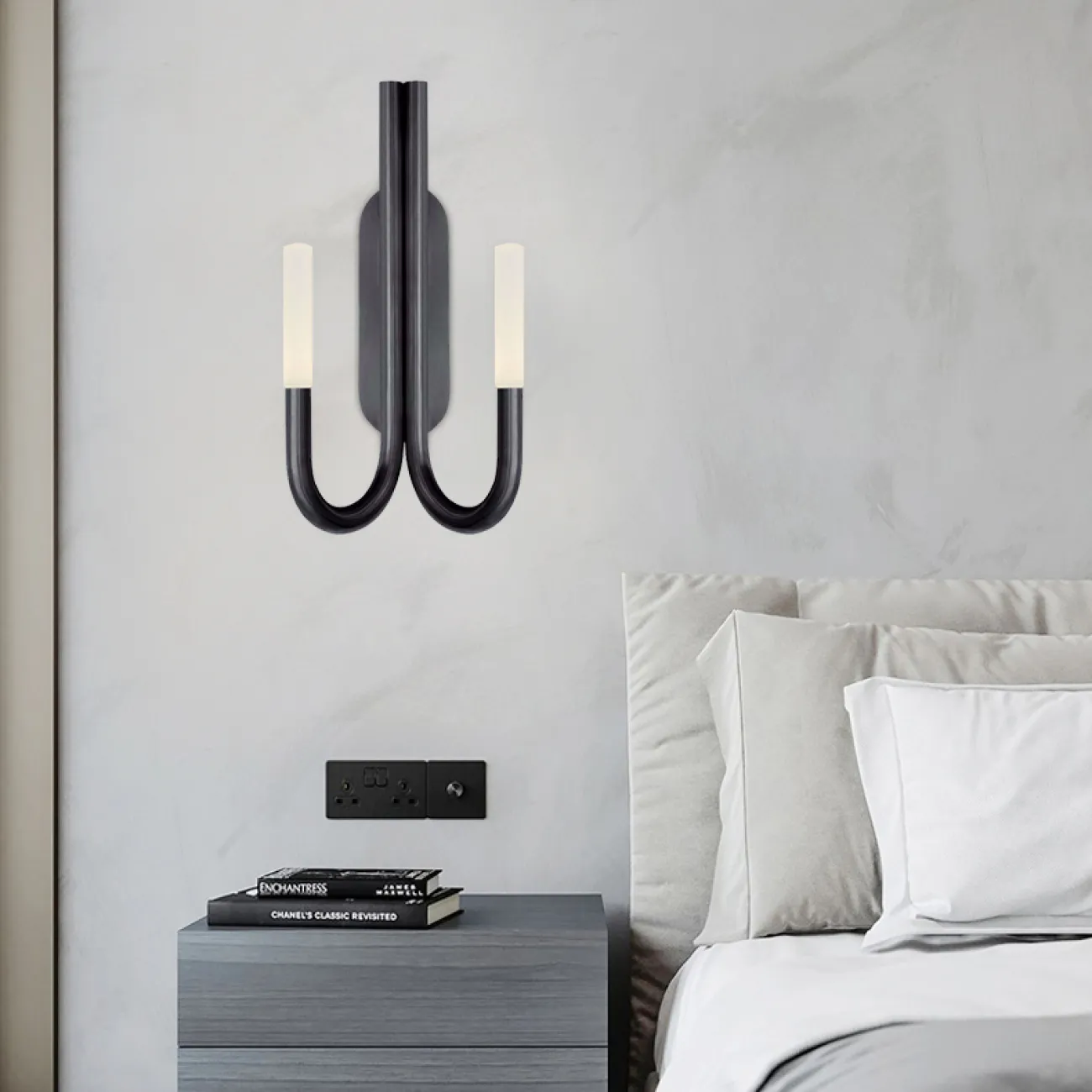 Серия настенных светильников в классическом стиле с двумя матовыми рассеивателями на изогнутых рожках LAURA WALL Black