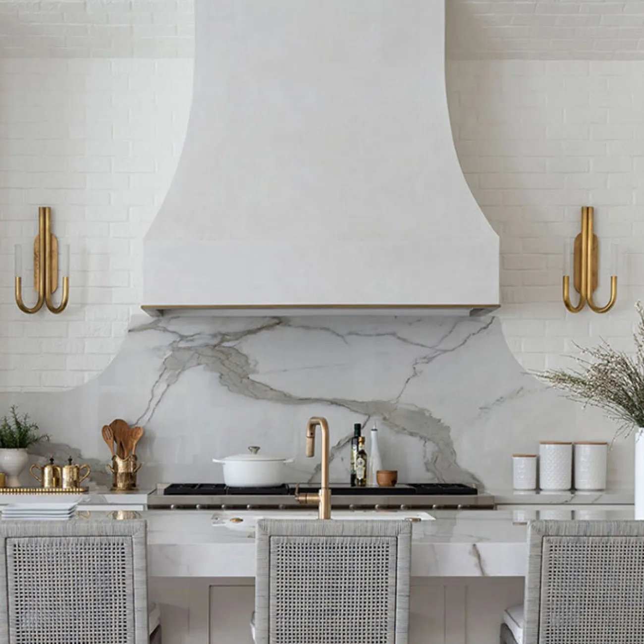 Серия настенных светильников в классическом стиле с двумя матовыми рассеивателями на изогнутых рожках LAURA WALL Black