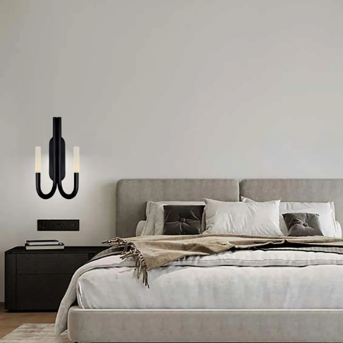 Серия настенных светильников в классическом стиле с двумя матовыми рассеивателями на изогнутых рожках LAURA WALL Black