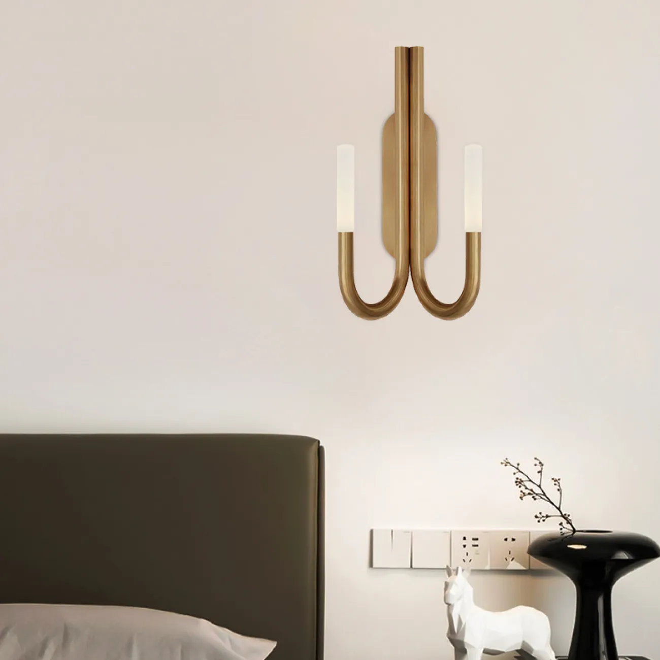 Серия настенных светильников в классическом стиле с двумя матовыми рассеивателями на изогнутых рожках LAURA WALL Black