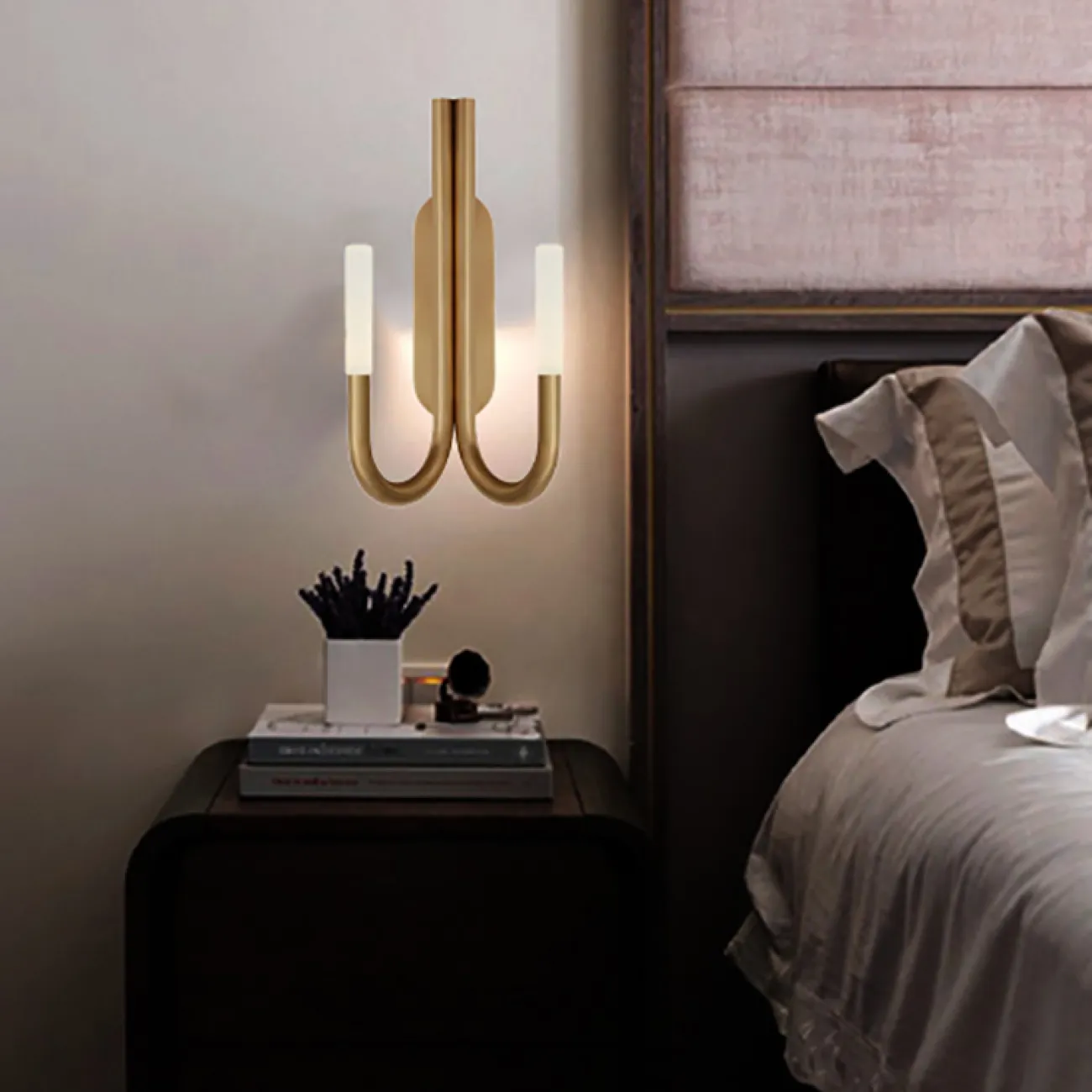 Серия настенных светильников в классическом стиле с двумя матовыми рассеивателями на изогнутых рожках LAURA WALL Black