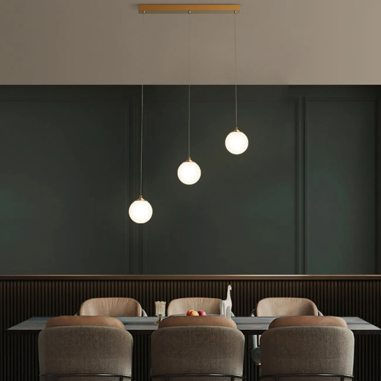 Готовая комбинация подвесных светильников с белыми матовыми плафонами шарообразной формы BARTA L62