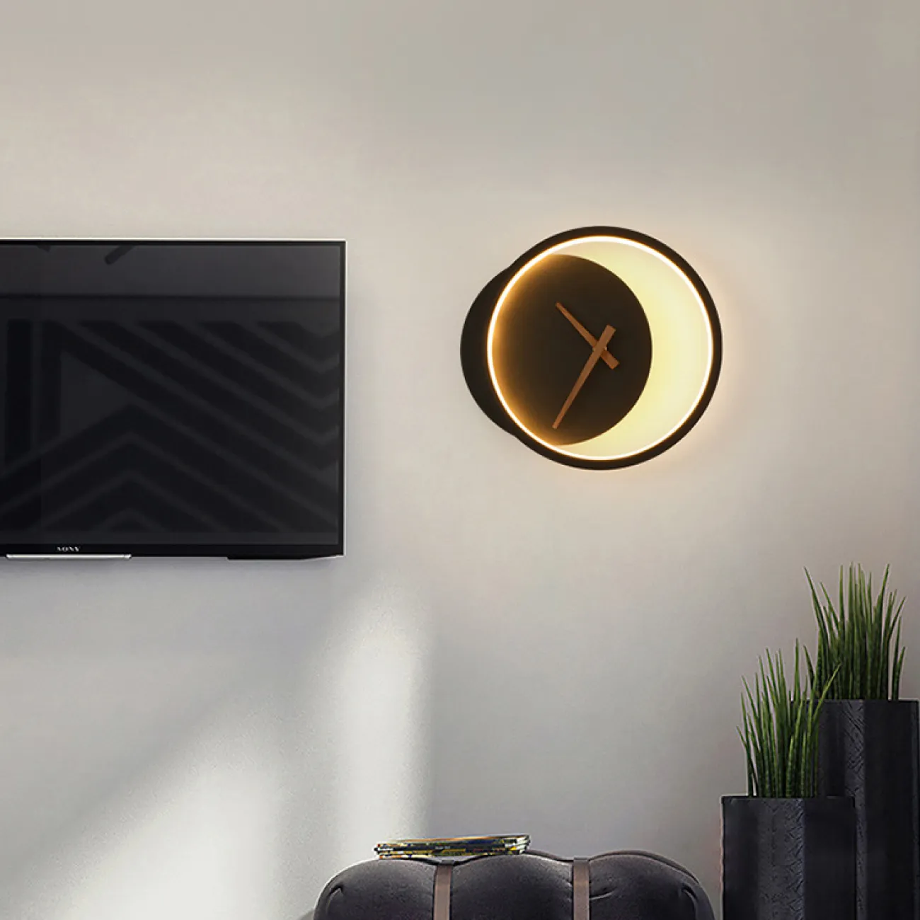 Серия настенных светодиодных светильников в виде комбинации светового кольца и диска с часовым механизмом CLOCK Black 3000К