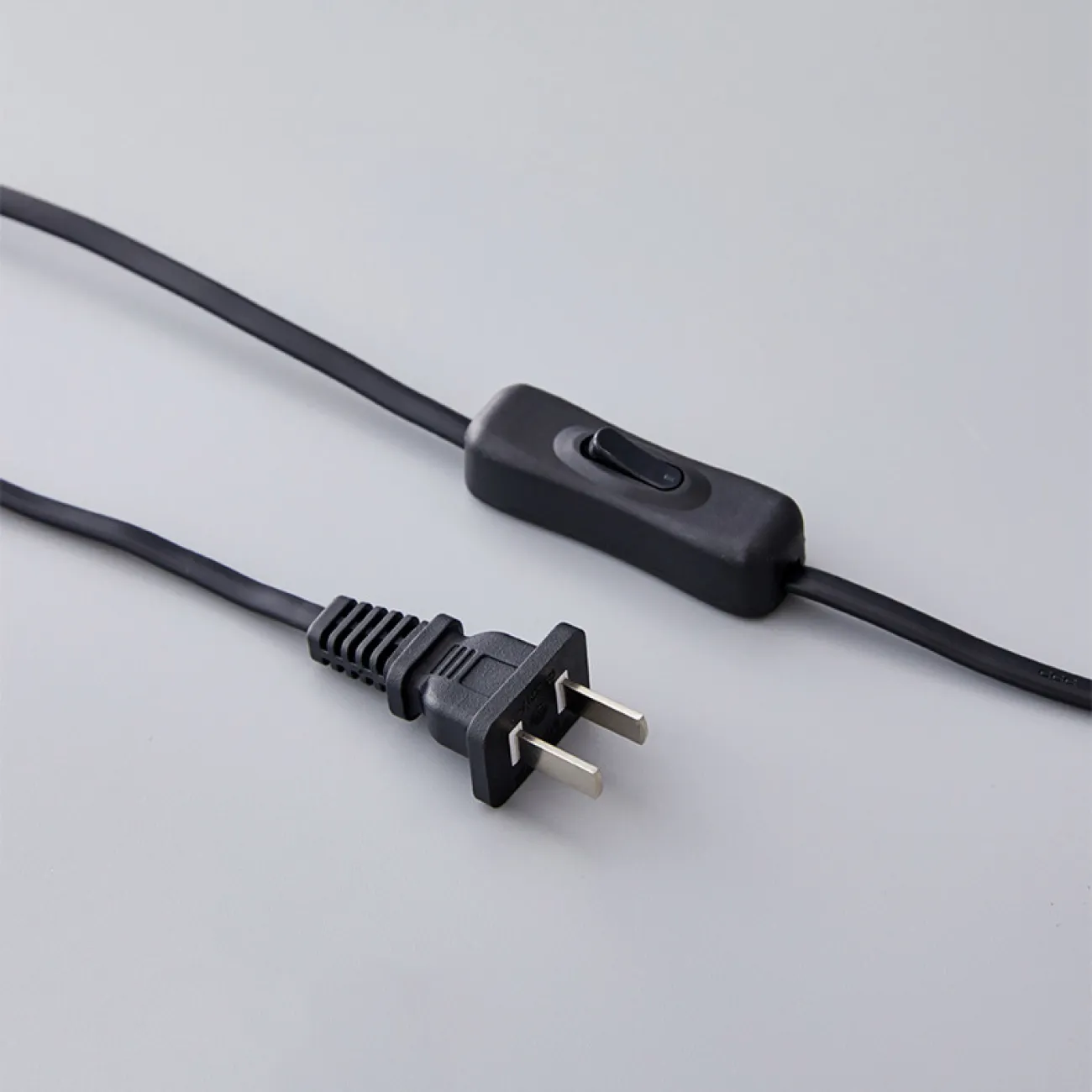 Настенный светильник со стеклянным шарообразным плафоном на трубчатом корпусе с кольцевым креплением SOLON Настенный светильник со стеклянным шарообразным плафоном на трубчатом корпусе с кольцевым креплением SOLON