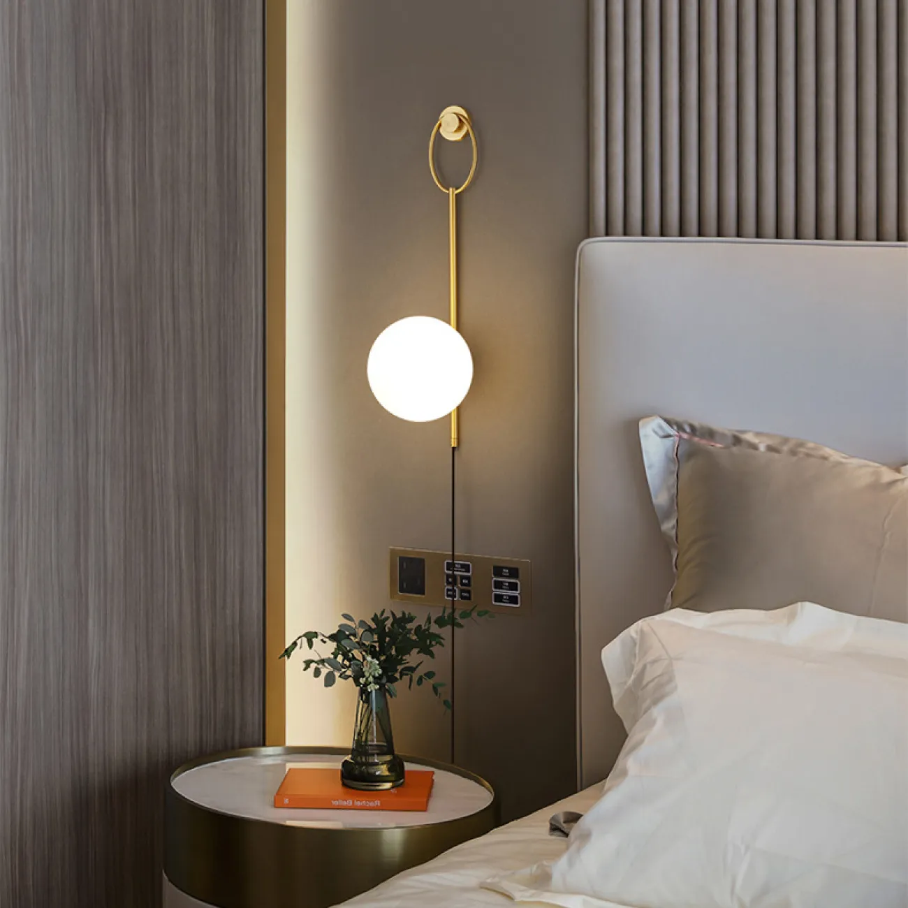 Настенный светильник со стеклянным шарообразным плафоном на трубчатом корпусе с кольцевым креплением SOLON Настенный светильник со стеклянным шарообразным плафоном на трубчатом корпусе с кольцевым креплением SOLON