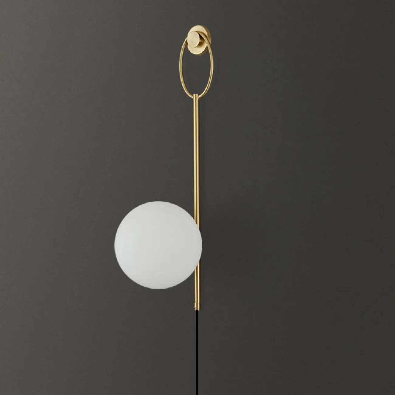 Настенный светильник со стеклянным шарообразным плафоном на трубчатом корпусе с кольцевым креплением SOLON Настенный светильник со стеклянным шарообразным плафоном на трубчатом корпусе с кольцевым креплением SOLON