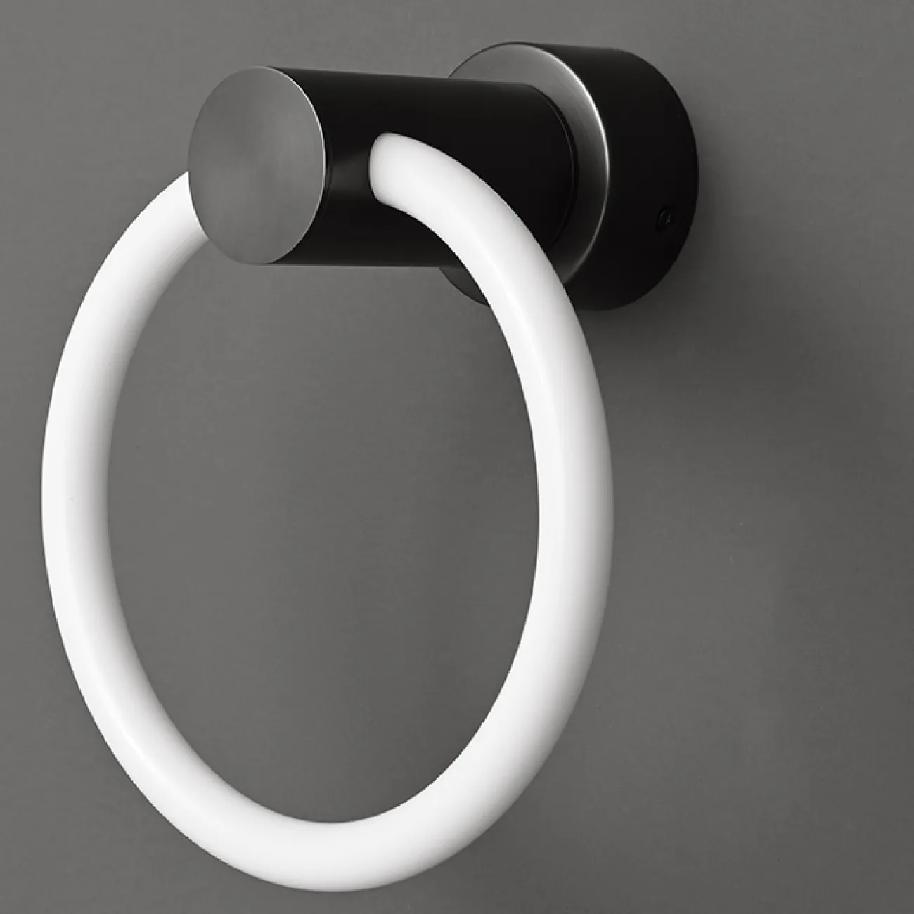 Серия настенных светодиодных светильников в виде светящихся колец на цилиндрическом креплении из латуни DAMON WALL Black