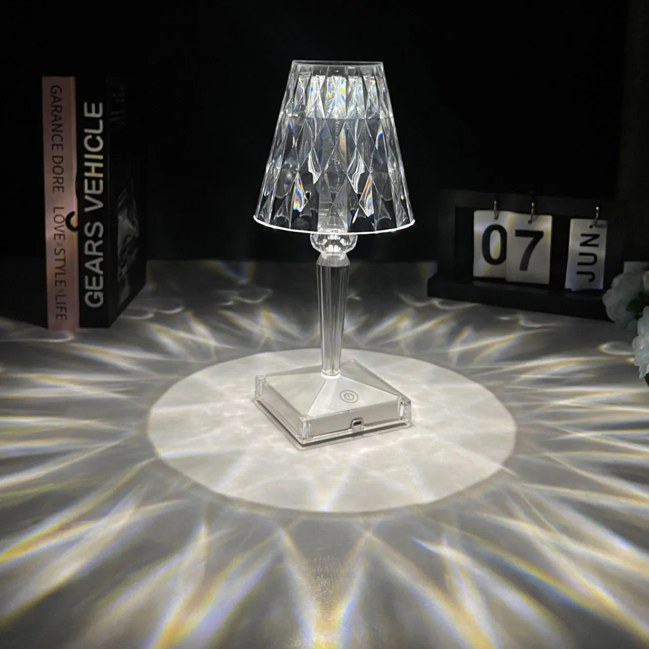 Светодиодная настольная лампа с многогранным конусообразным плафоном на рельефной ножке CAREN