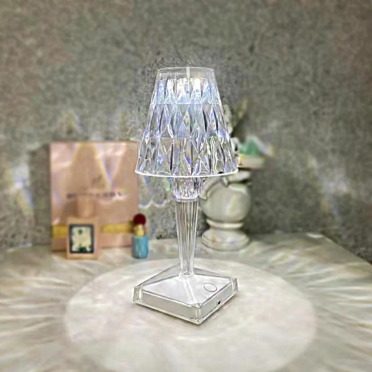 Светодиодная настольная лампа с многогранным конусообразным плафоном на рельефной ножке CAREN