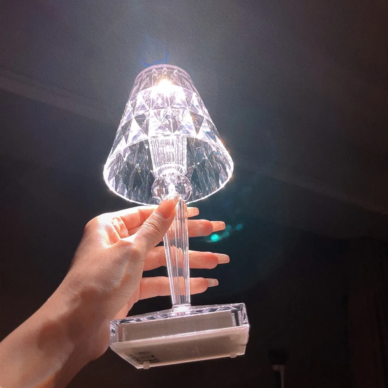 Светодиодная настольная лампа с многогранным конусообразным плафоном на рельефной ножке CAREN