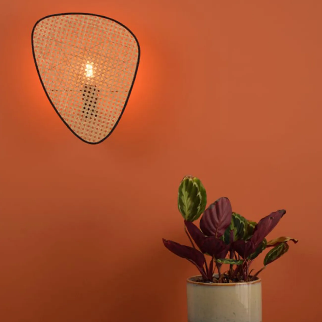 Серия настенных светильников с треугольными рассеивателями из бамбукового плетения RAVDNA WALL L33 Серия настенных светильников с треугольными рассеивателями из бамбукового плетения RAVDNA WALL L33