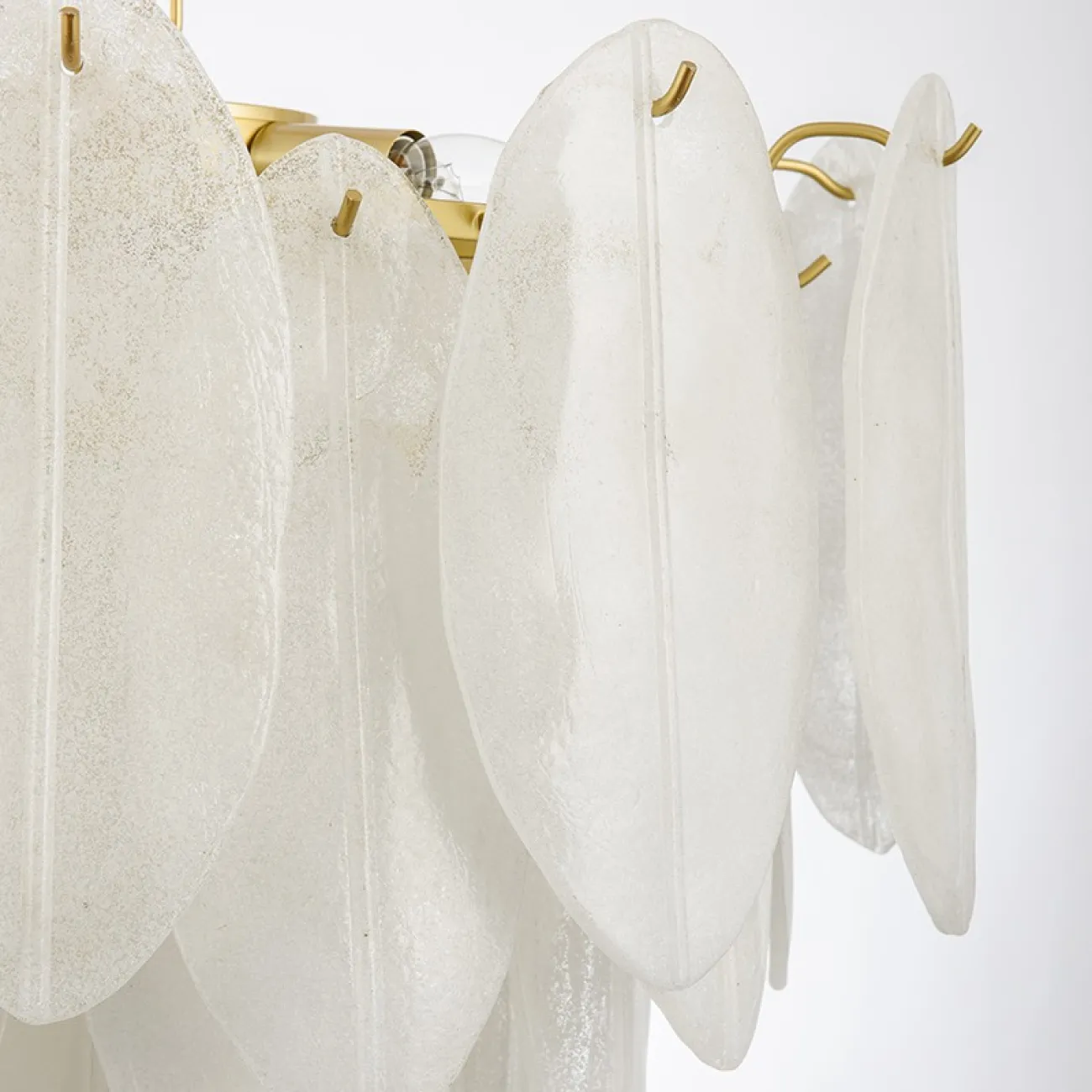 Стеклянная люстра в современном стиле BLOMST