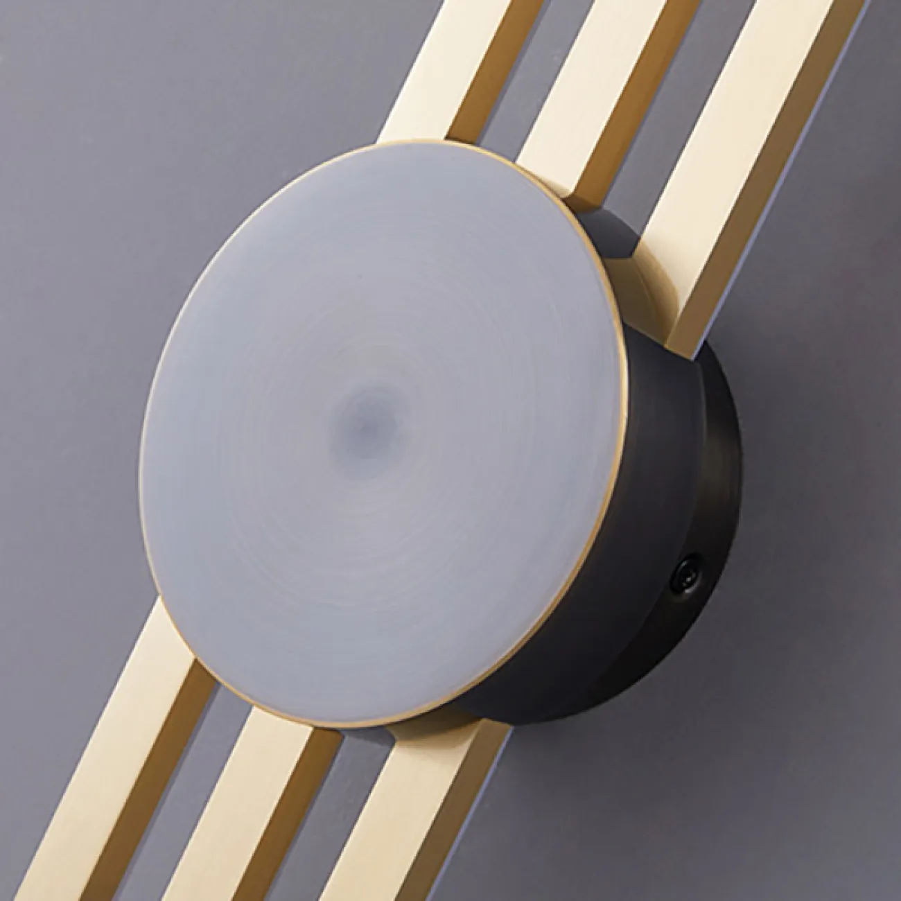 Серия настенных светодиодных светильников в виде композиции из трех разноуровневых светящихся стержней GULL B H94 Brass от ImperiumLoft