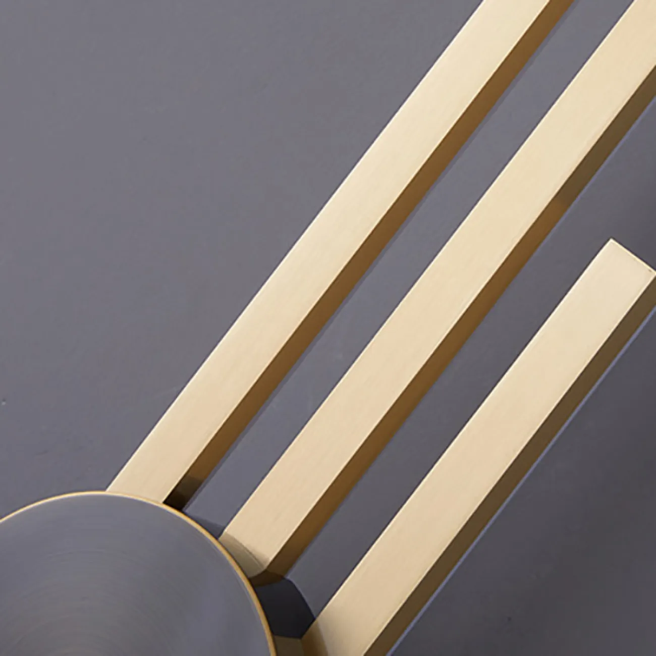 Серия настенных светодиодных светильников в виде композиции из трех разноуровневых светящихся стержней GULL B H94 Brass от ImperiumLoft