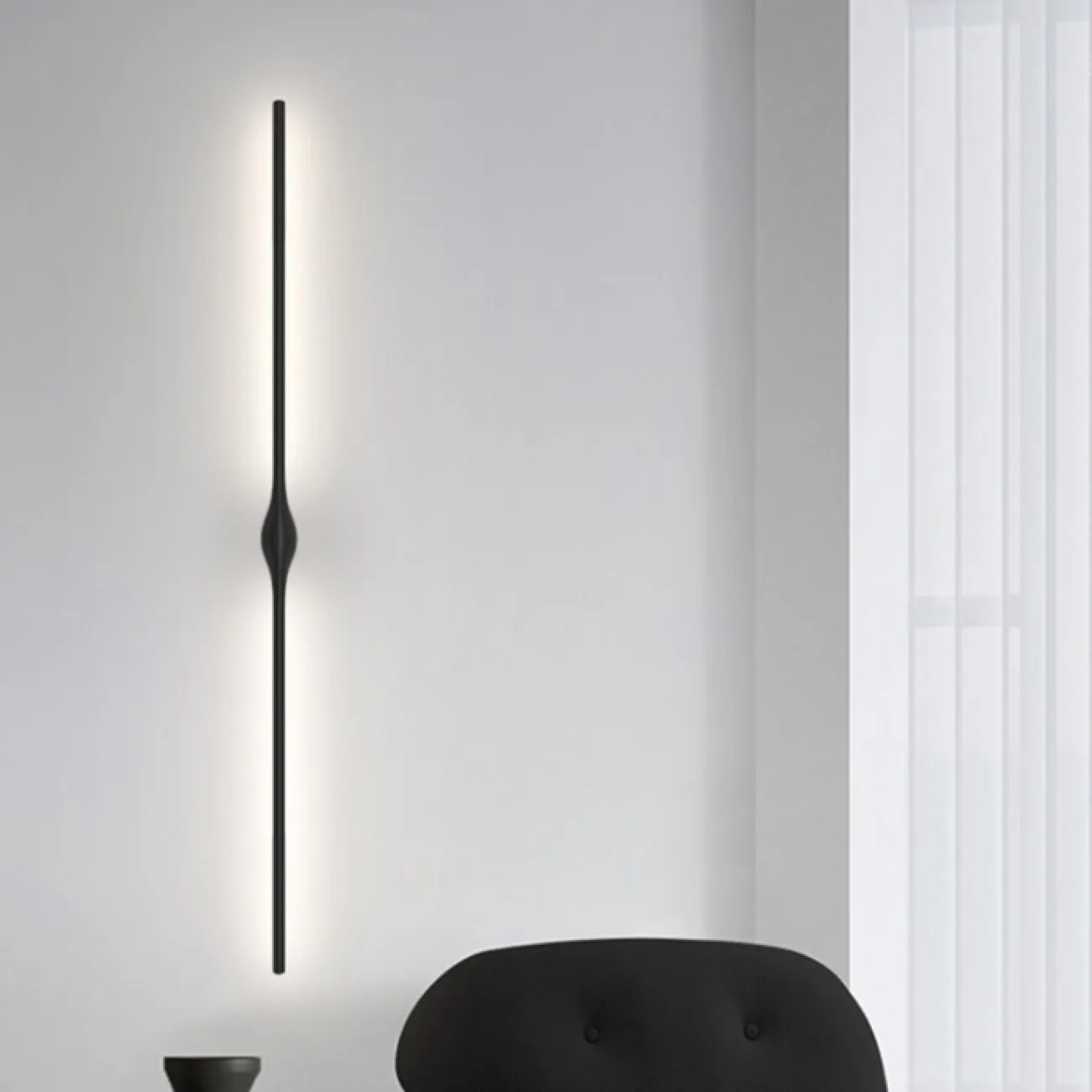 Серия настенных светодиодных светильников с черными вытянутыми плафонами в виде вертикальных стоек с каплевидным креплением AGGI H120