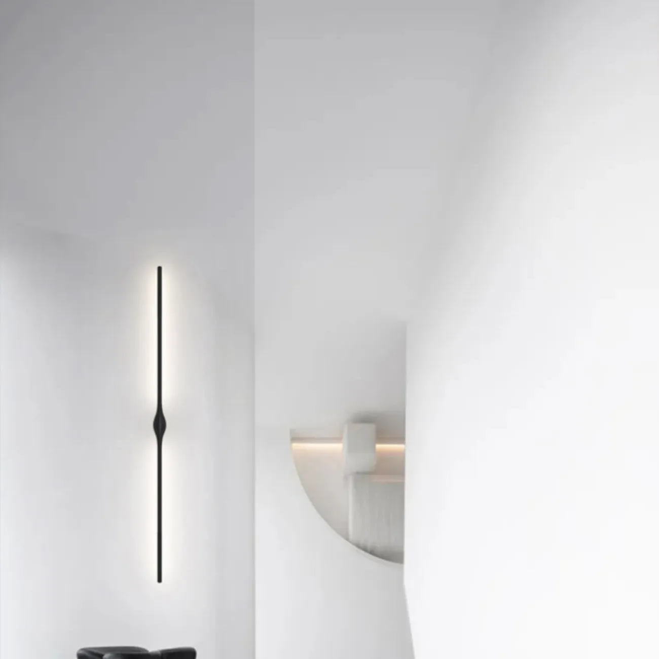 Серия настенных светодиодных светильников с черными вытянутыми плафонами в виде вертикальных стоек с каплевидным креплением AGGI H120