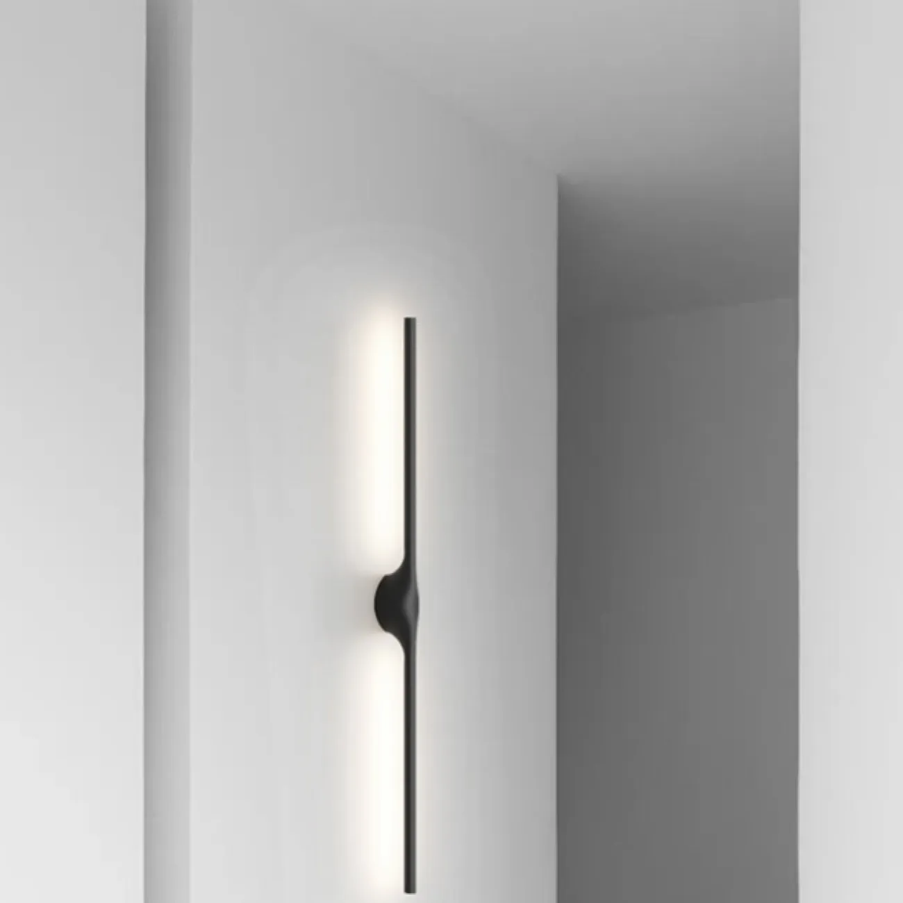 Серия настенных светодиодных светильников с черными вытянутыми плафонами в виде вертикальных стоек с каплевидным креплением AGGI H120