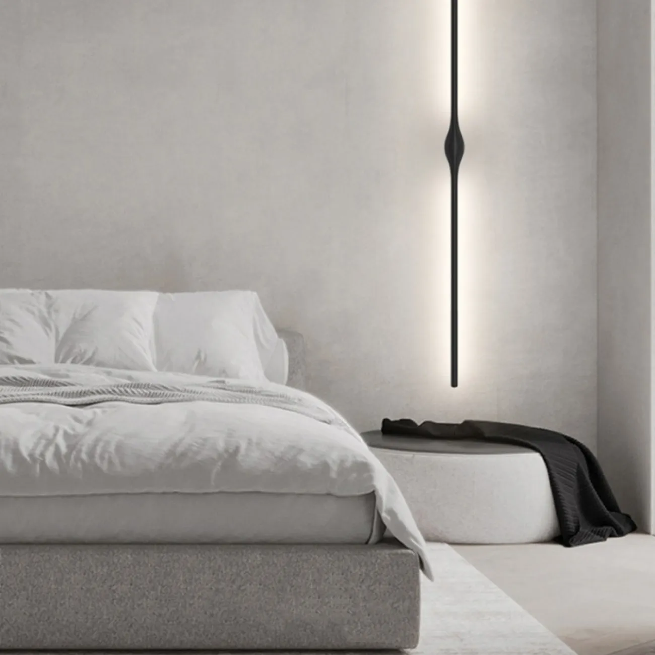 Серия настенных светодиодных светильников с черными вытянутыми плафонами в виде вертикальных стоек с каплевидным креплением AGGI H120