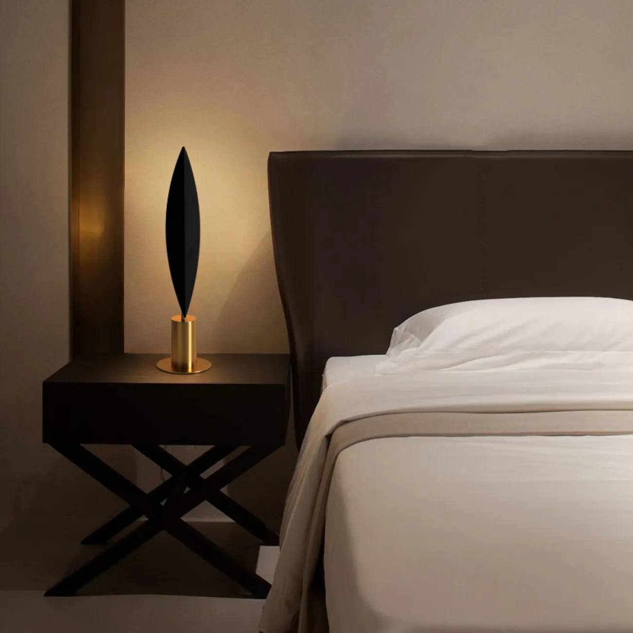 Настольная светодиодная лампа с черным листовидным рассеивателем на подставке цилиндрической формы IVY TAB