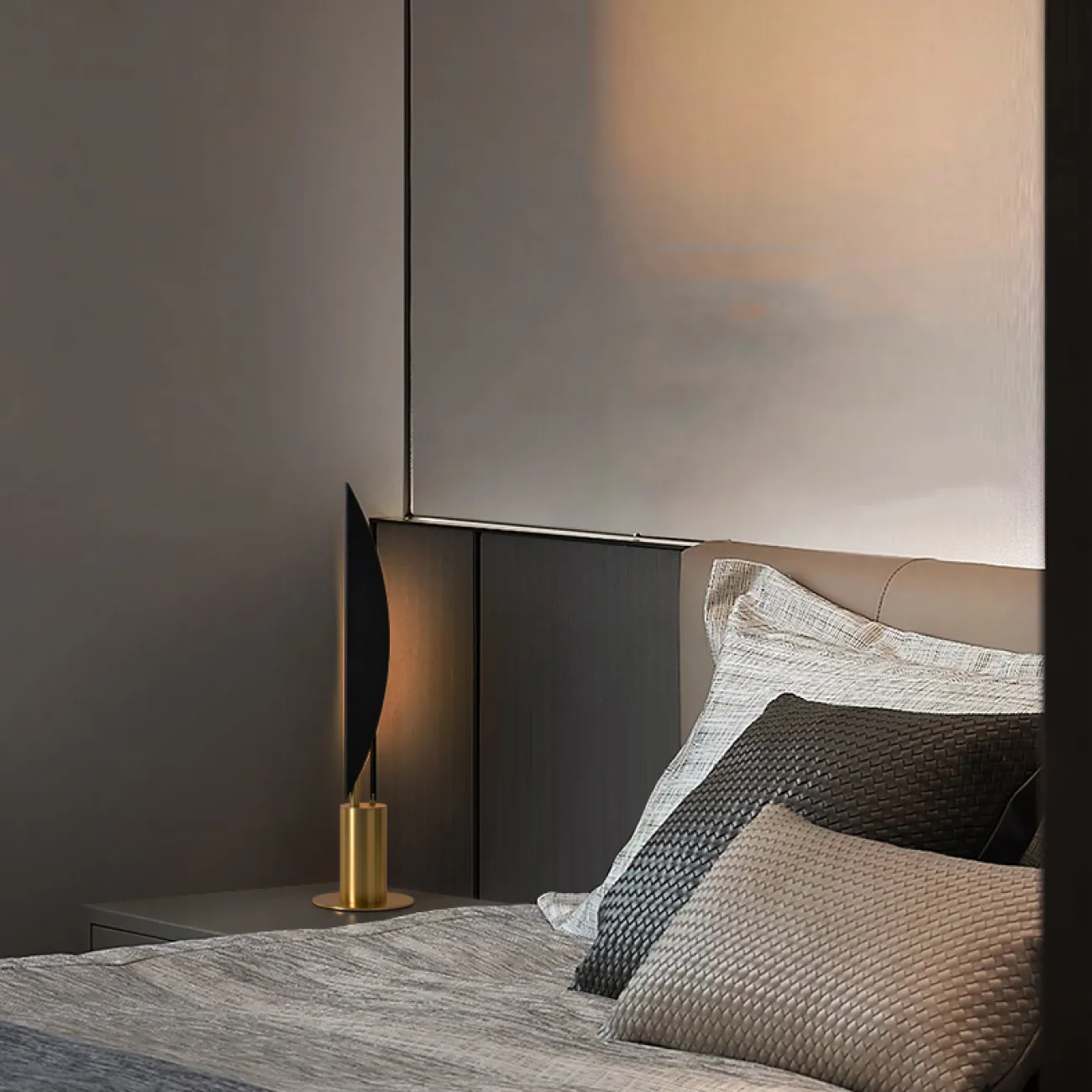 Настольная светодиодная лампа с черным листовидным рассеивателем на подставке цилиндрической формы IVY TAB