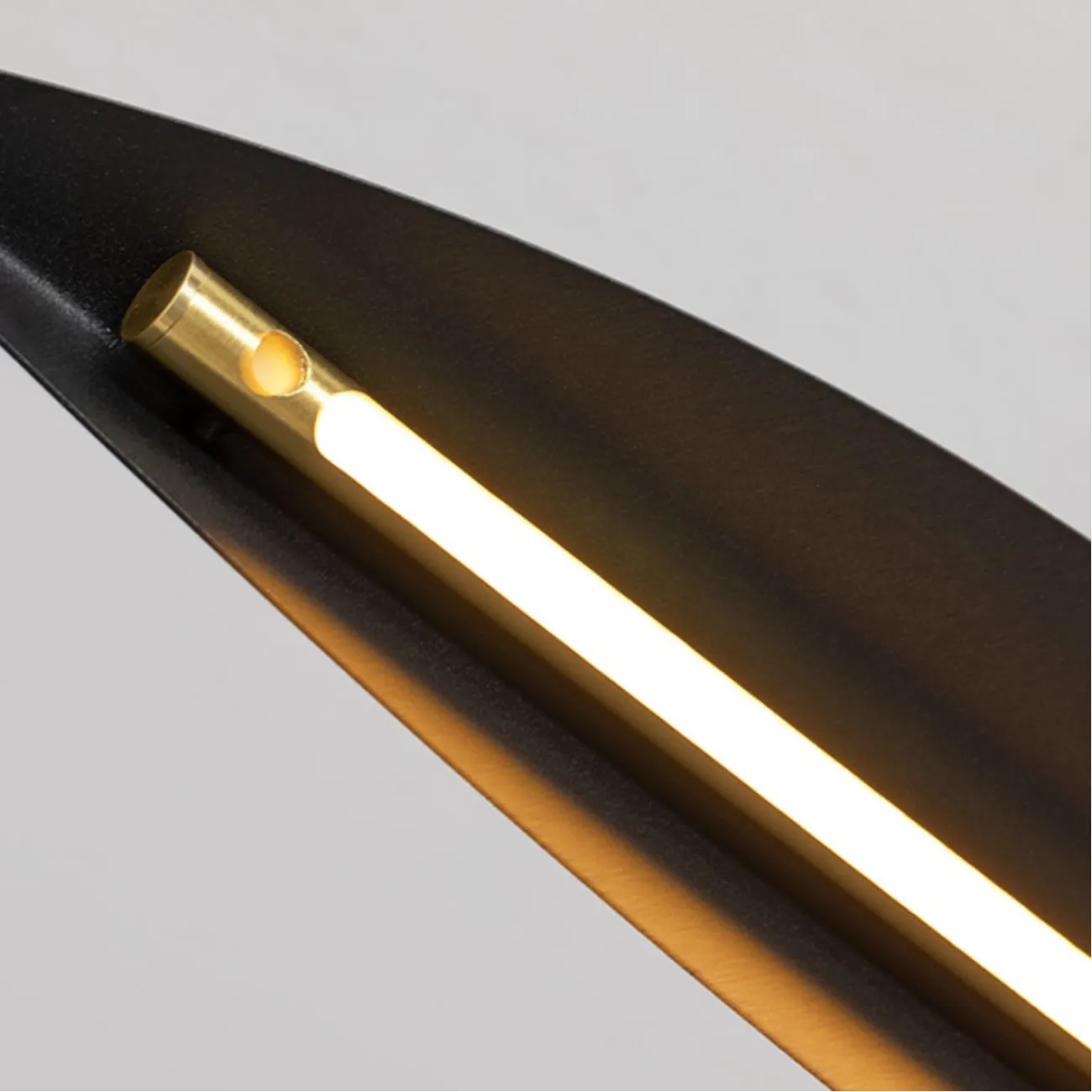 Настольная светодиодная лампа с черным листовидным рассеивателем на подставке цилиндрической формы IVY TAB