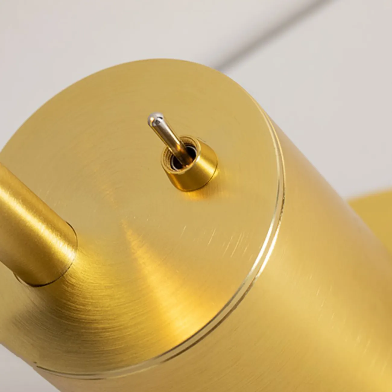 Настольная светодиодная лампа с черным листовидным рассеивателем на подставке цилиндрической формы IVY TAB