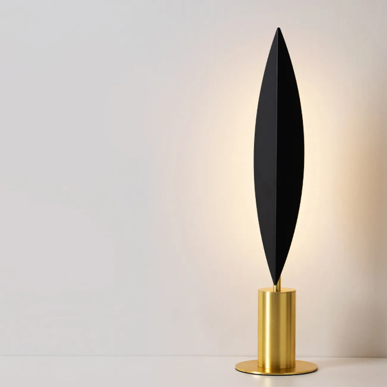 Настольная светодиодная лампа с черным листовидным рассеивателем на подставке цилиндрической формы IVY TAB