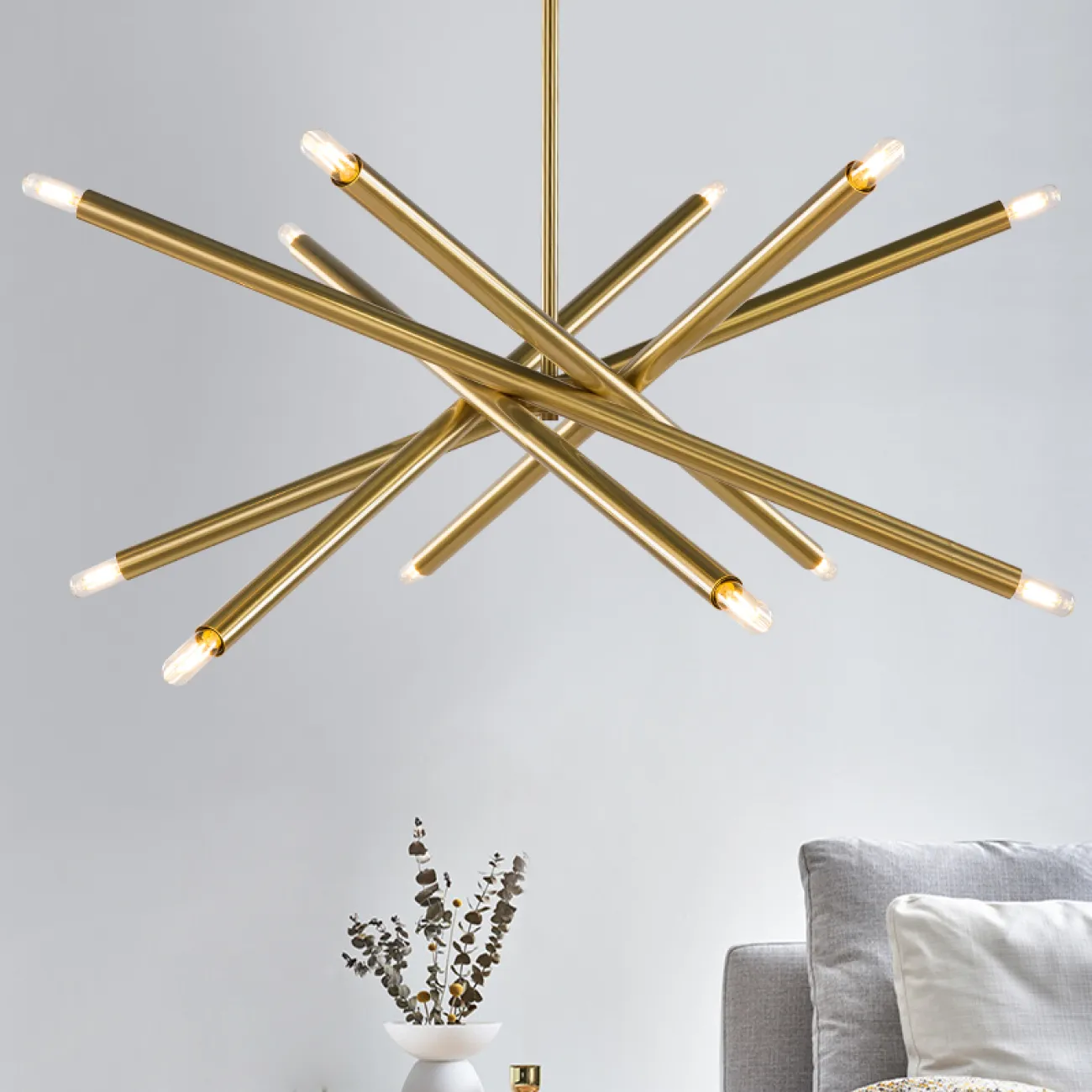 Люстра Spike с уникальным трубчатым асимметричным дизайном каркаса, заканчивающимся источниками света с обоих концов.