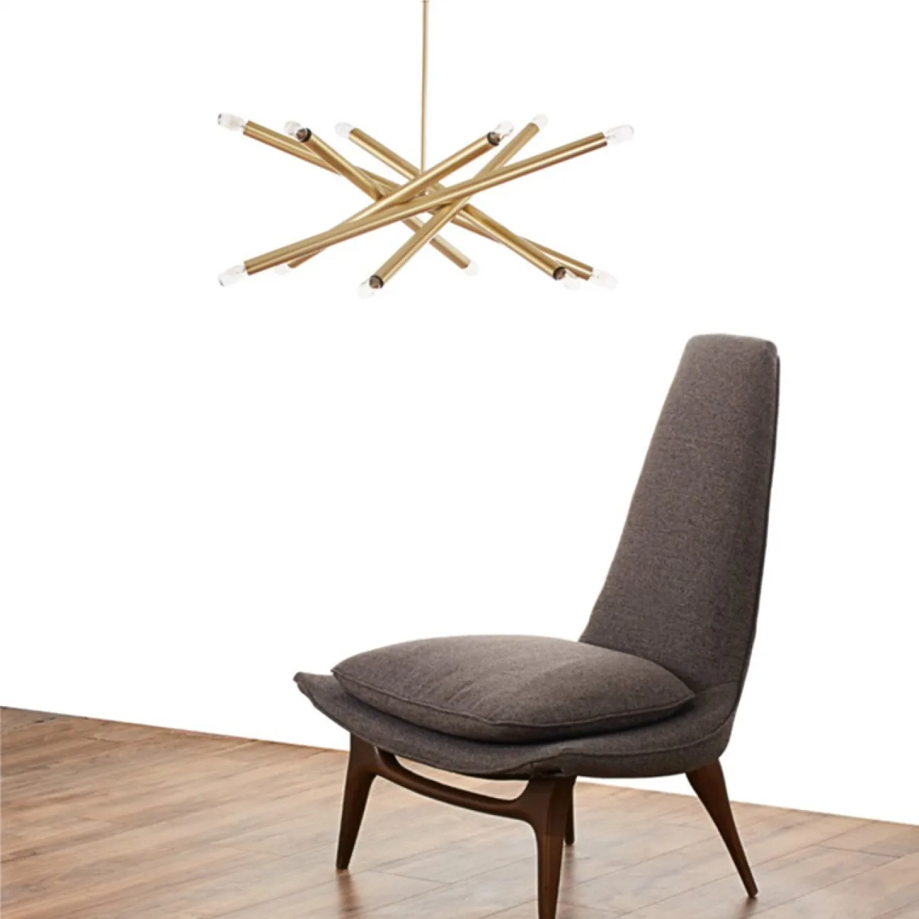 Люстра Spike с уникальным трубчатым асимметричным дизайном каркаса, заканчивающимся источниками света с обоих концов.