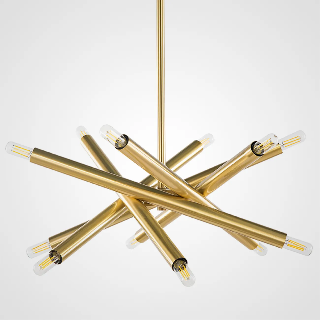Люстра Spike с уникальным трубчатым асимметричным дизайном каркаса, заканчивающимся источниками света с обоих концов.