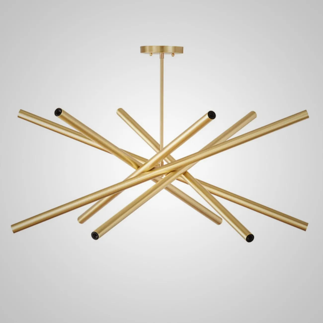 Люстра Spike с уникальным трубчатым асимметричным дизайном каркаса, заканчивающимся источниками света с обоих концов.