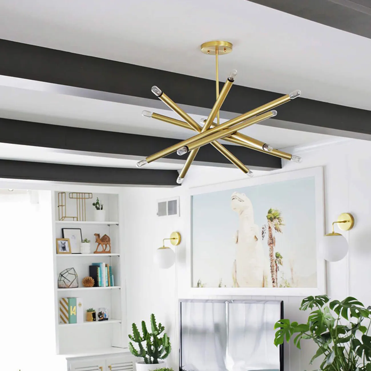 Люстра Spike с уникальным трубчатым асимметричным дизайном каркаса, заканчивающимся источниками света с обоих концов.