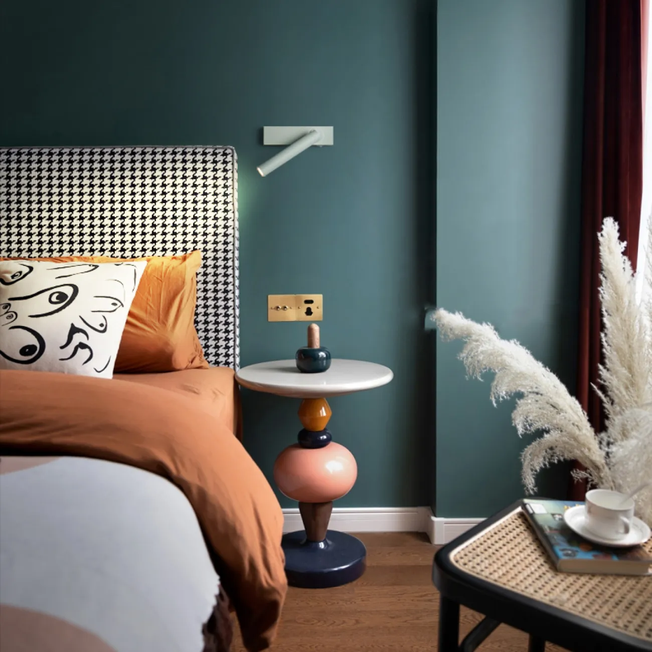 Серия настенных светодиодных светильников с вытянутым цилиндрическим плафоном на прямоугольном креплении с выключателем OLINN Left White