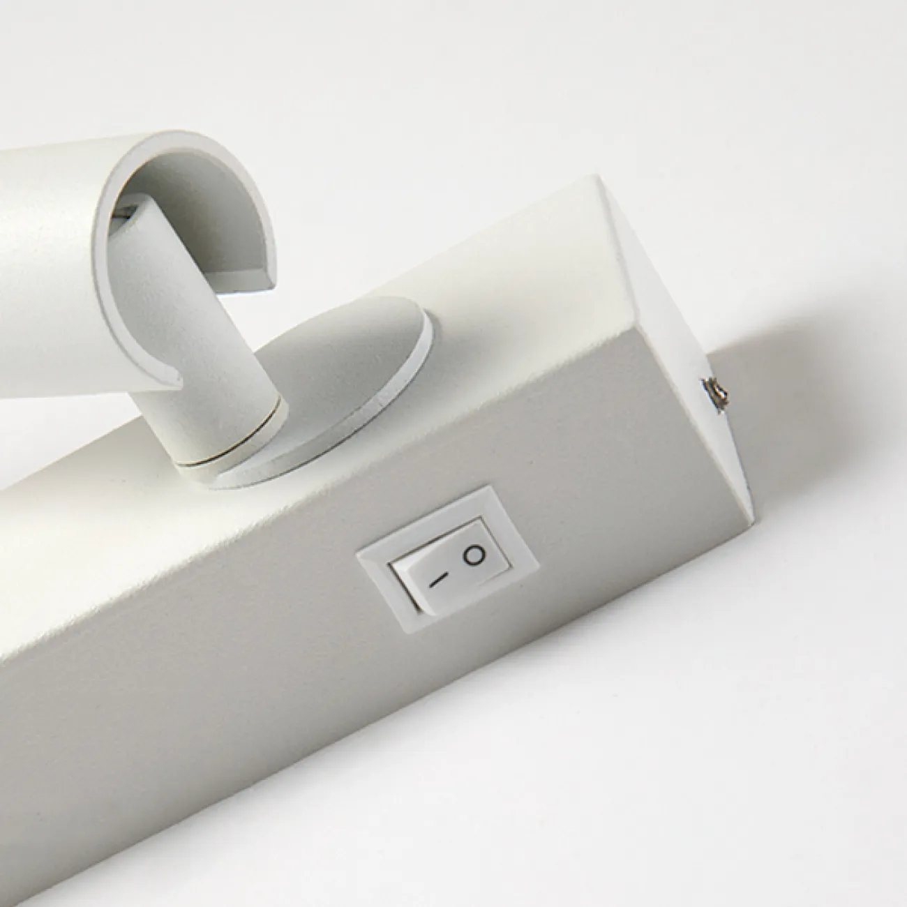 Серия настенных светодиодных светильников с вытянутым цилиндрическим плафоном на прямоугольном креплении с выключателем OLINN Left White