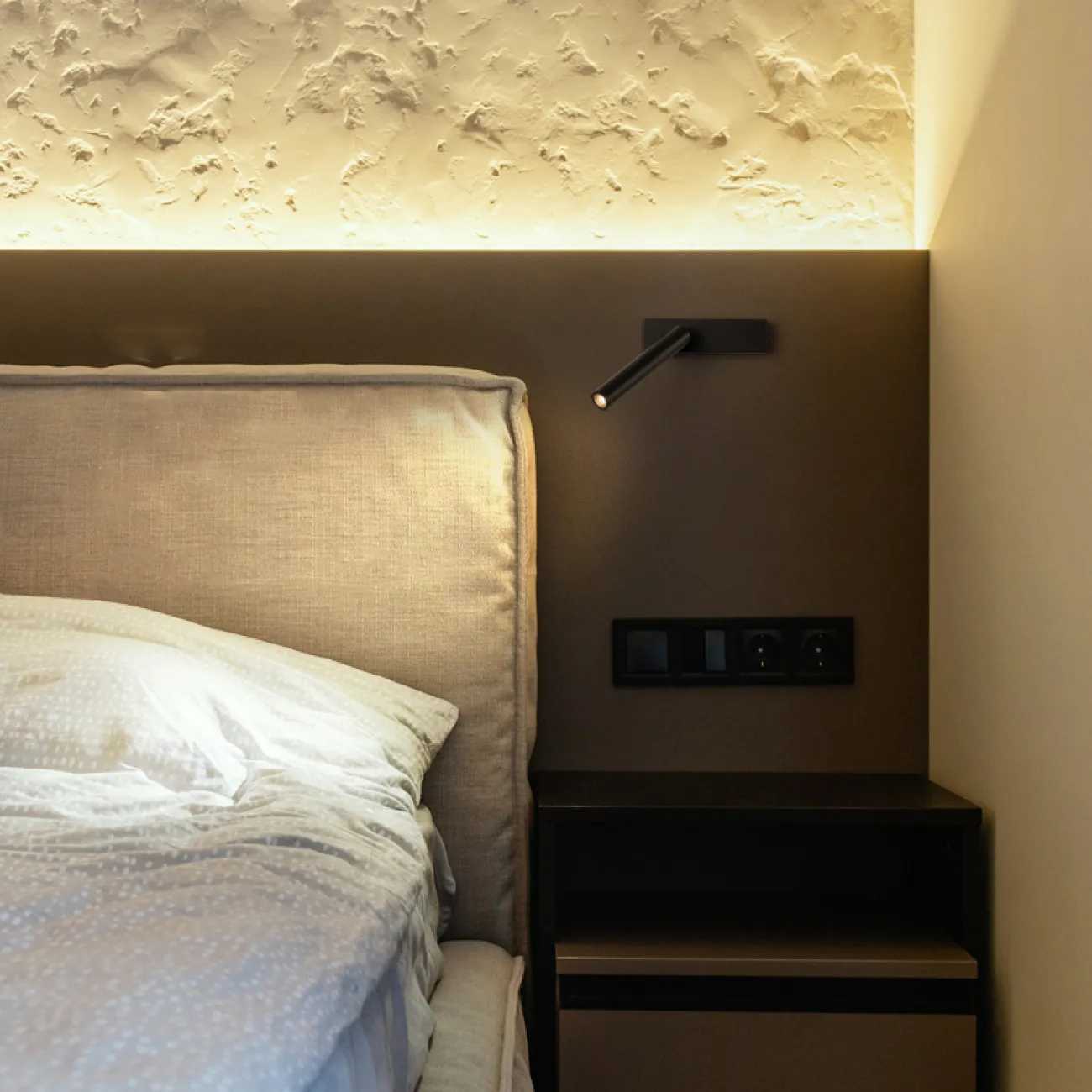 Серия настенных светодиодных светильников с вытянутым цилиндрическим плафоном на прямоугольном креплении с выключателем OLINN Left White