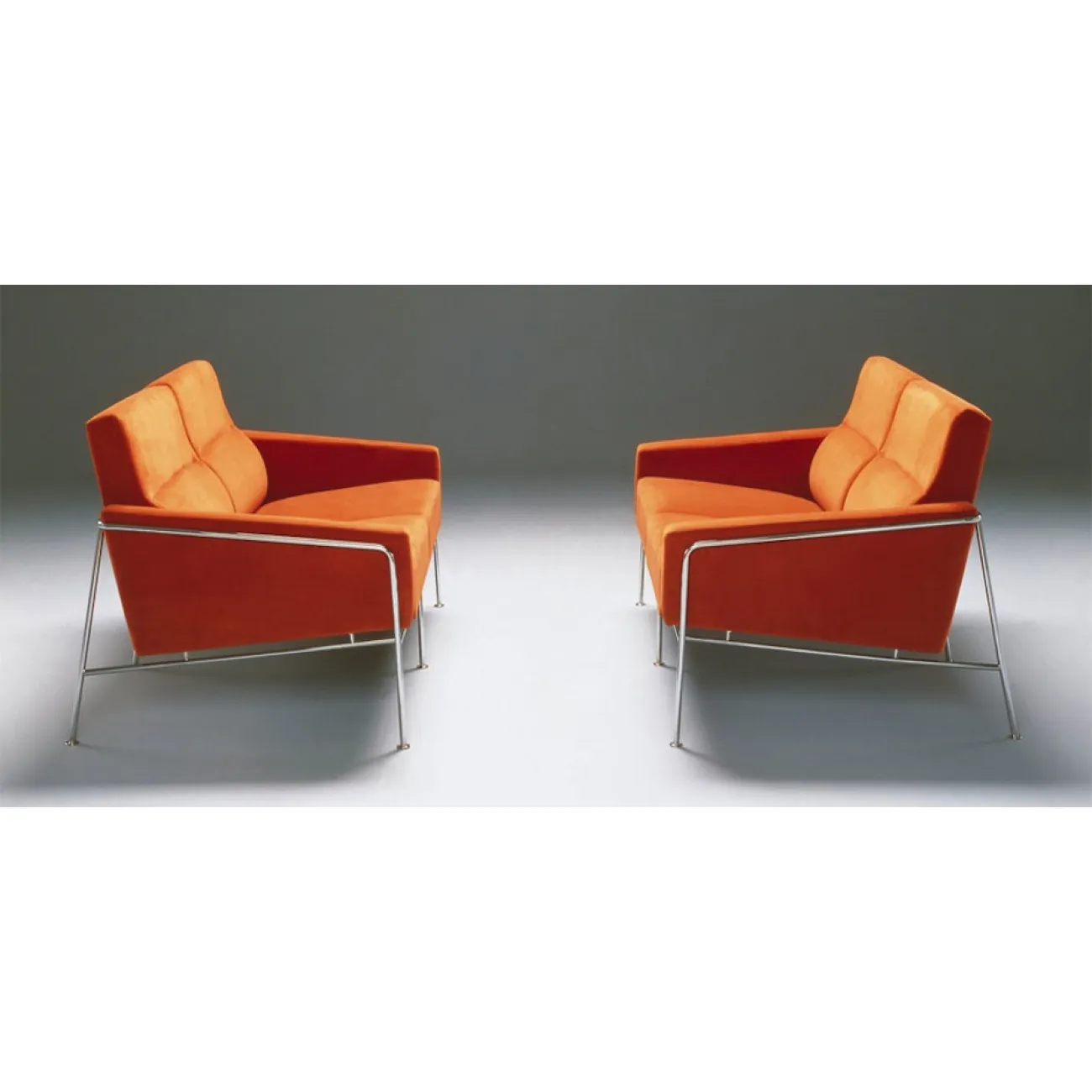 Диван 3300 series 2 seater designed by Arne Jacobsen		 in 1958 от LaLume