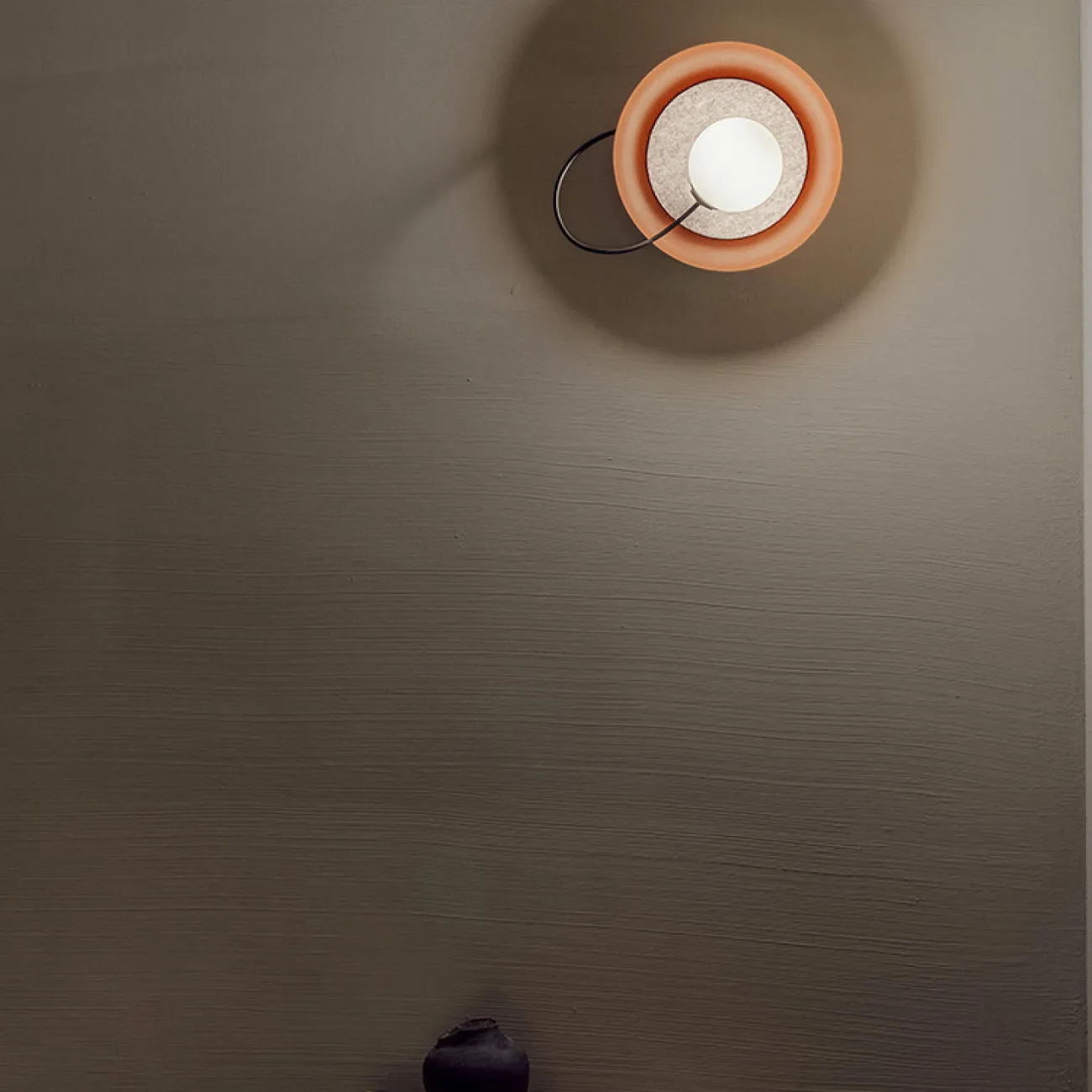 Серия настенных светильников с белыми магнитными шарообразными плафонами с дисковидным рассеивателем MARGOTT WALL D25 Black