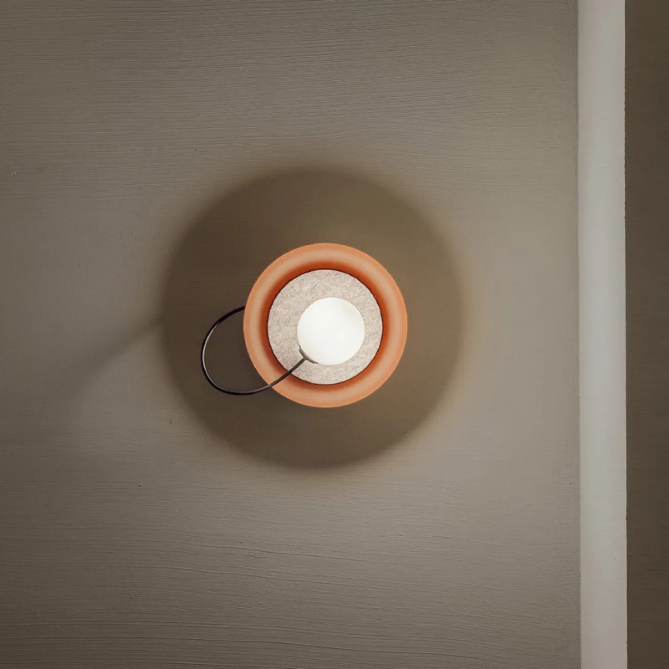 Серия настенных светильников с белыми магнитными шарообразными плафонами с дисковидным рассеивателем MARGOTT WALL D25 Black