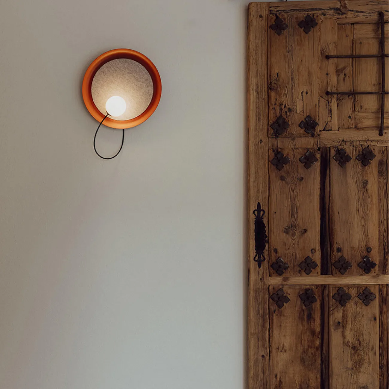 Серия настенных светильников с белыми магнитными шарообразными плафонами с дисковидным рассеивателем MARGOTT WALL D25 Black