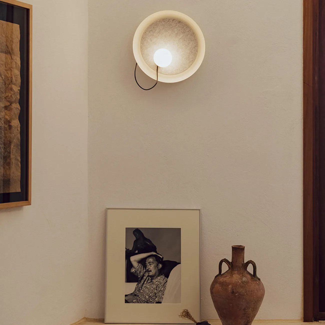 Серия настенных светильников с белыми магнитными шарообразными плафонами с дисковидным рассеивателем MARGOTT WALL D25 Black