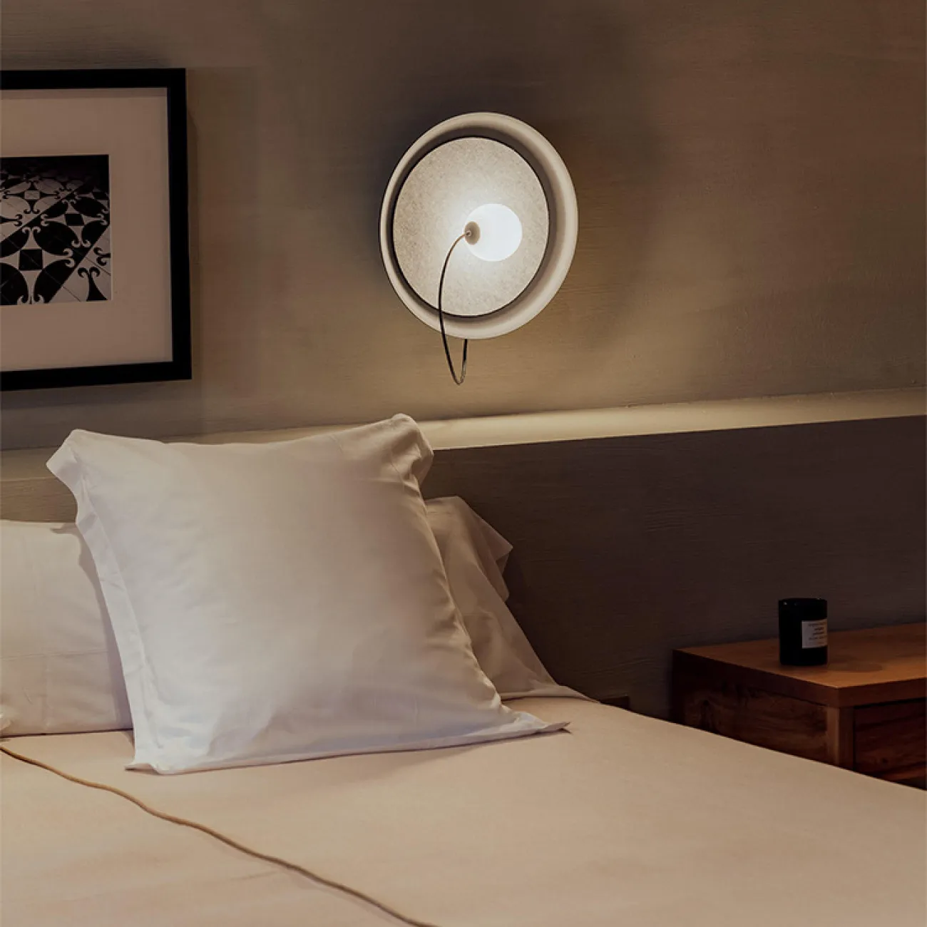 Серия настенных светильников с белыми магнитными шарообразными плафонами с дисковидным рассеивателем MARGOTT WALL D25 Black