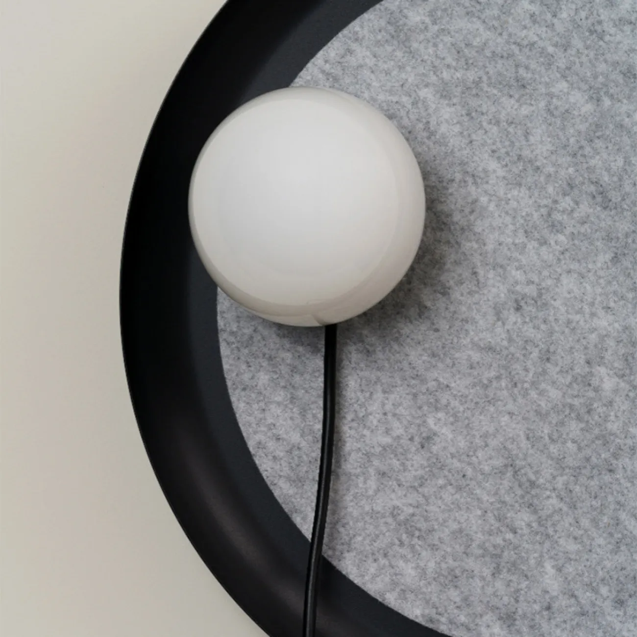Серия настенных светильников с белыми магнитными шарообразными плафонами с дисковидным рассеивателем MARGOTT WALL D25 Black