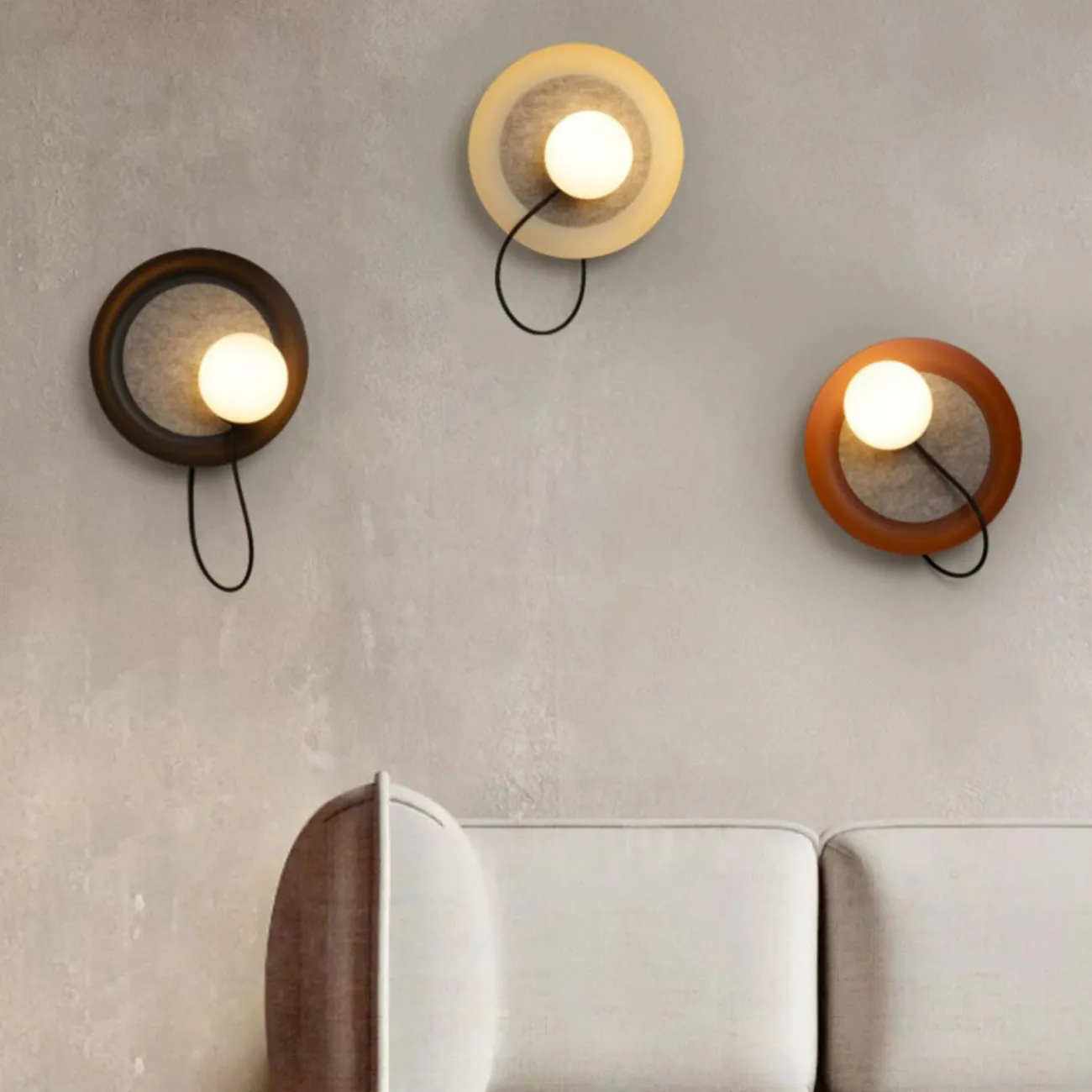 Серия настенных светильников с белыми магнитными шарообразными плафонами с дисковидным рассеивателем MARGOTT WALL D25 Black